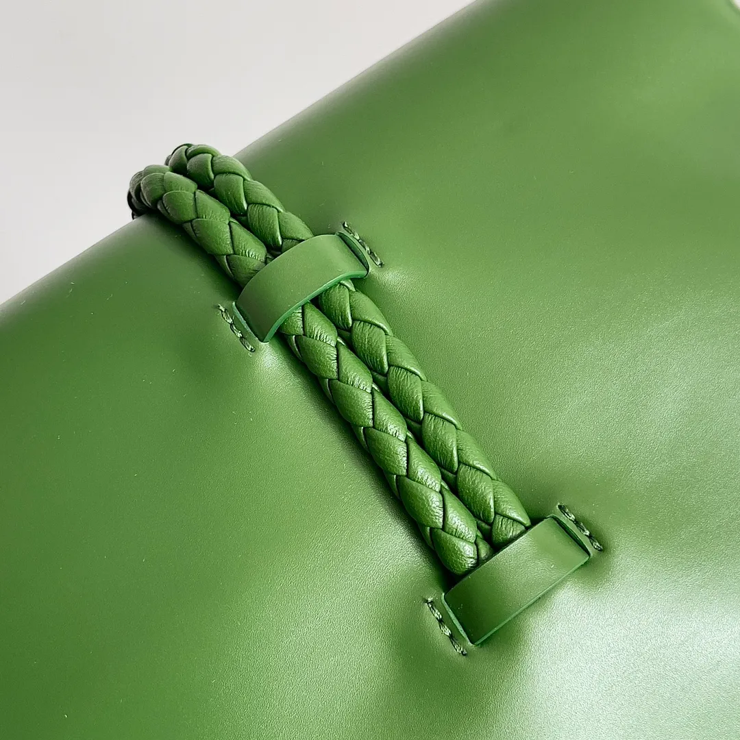 Batch 1520 Inspired by the 1970s, the Bottega Veneta women's logo shoulder bag has a smooth leather surface that brings a clean and handsome feel, just like the neatness and tenacity of a working woman. The front buckle has high-quality hardware pendant body, the overall retro elegance, and the excellent leather feels soft. This Bottega Veneta series can be described as beautiful, weakening the complexity of the outfit, not competing for it, and only using the best quality to interpret itself. Style number: 806030 (small size) Size: 27*16*6cm